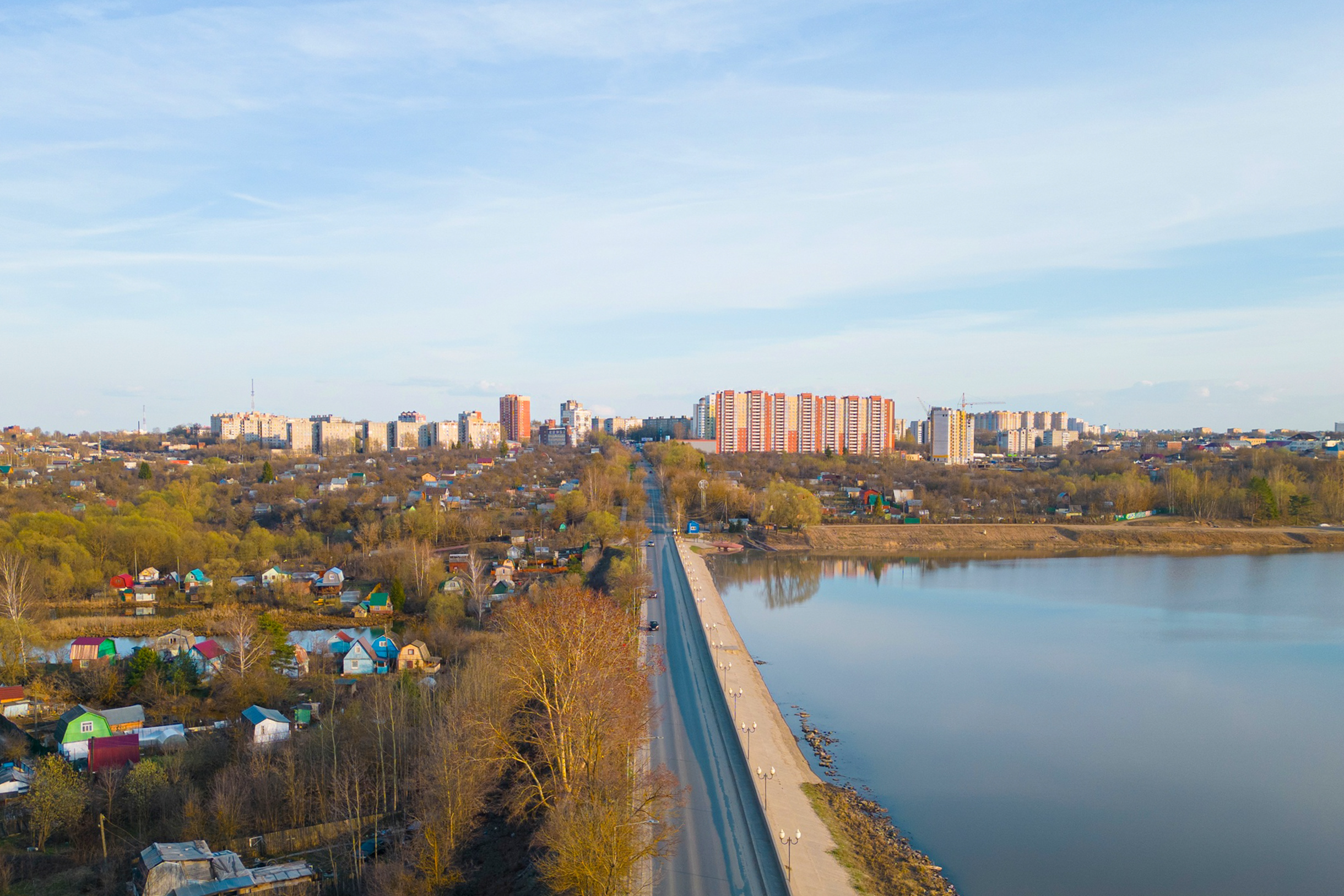 По плотине проходит дорога в город Юрьев-Польский