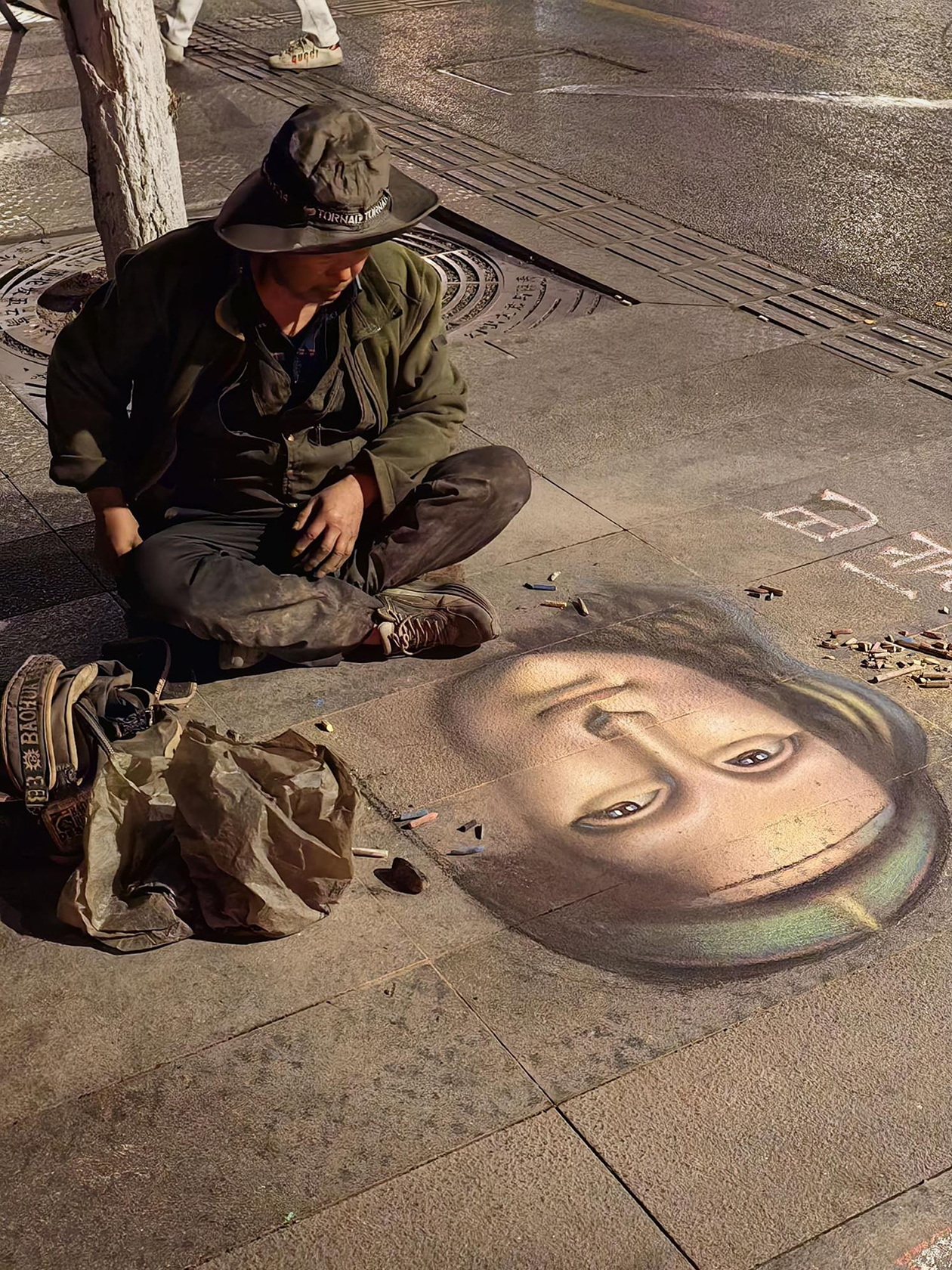 Уличный художник на одной из набережных в Чэнду