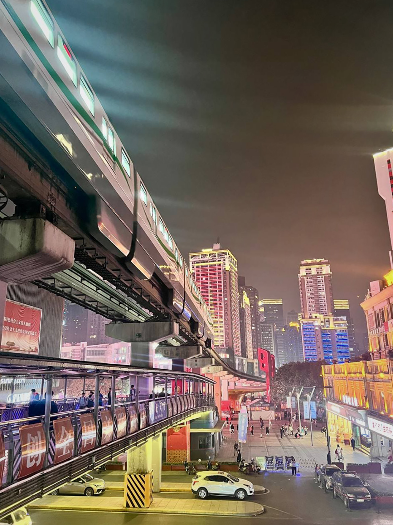 Вид из надземного перехода на монорельс и пешеходную коммерческую улицу Yangjiaping