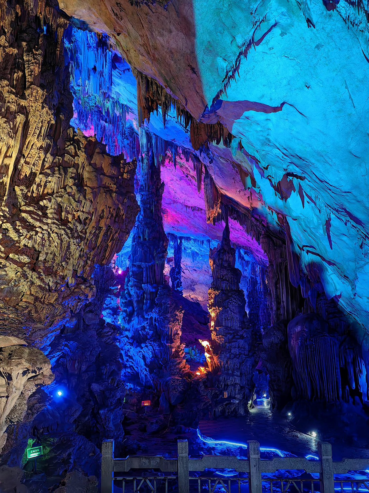 Спустились в пещеру тростниковой флейты за 90 ¥⁣. Это крупнейшая карстовая пещера в Китае, богато украшенная подсветкой