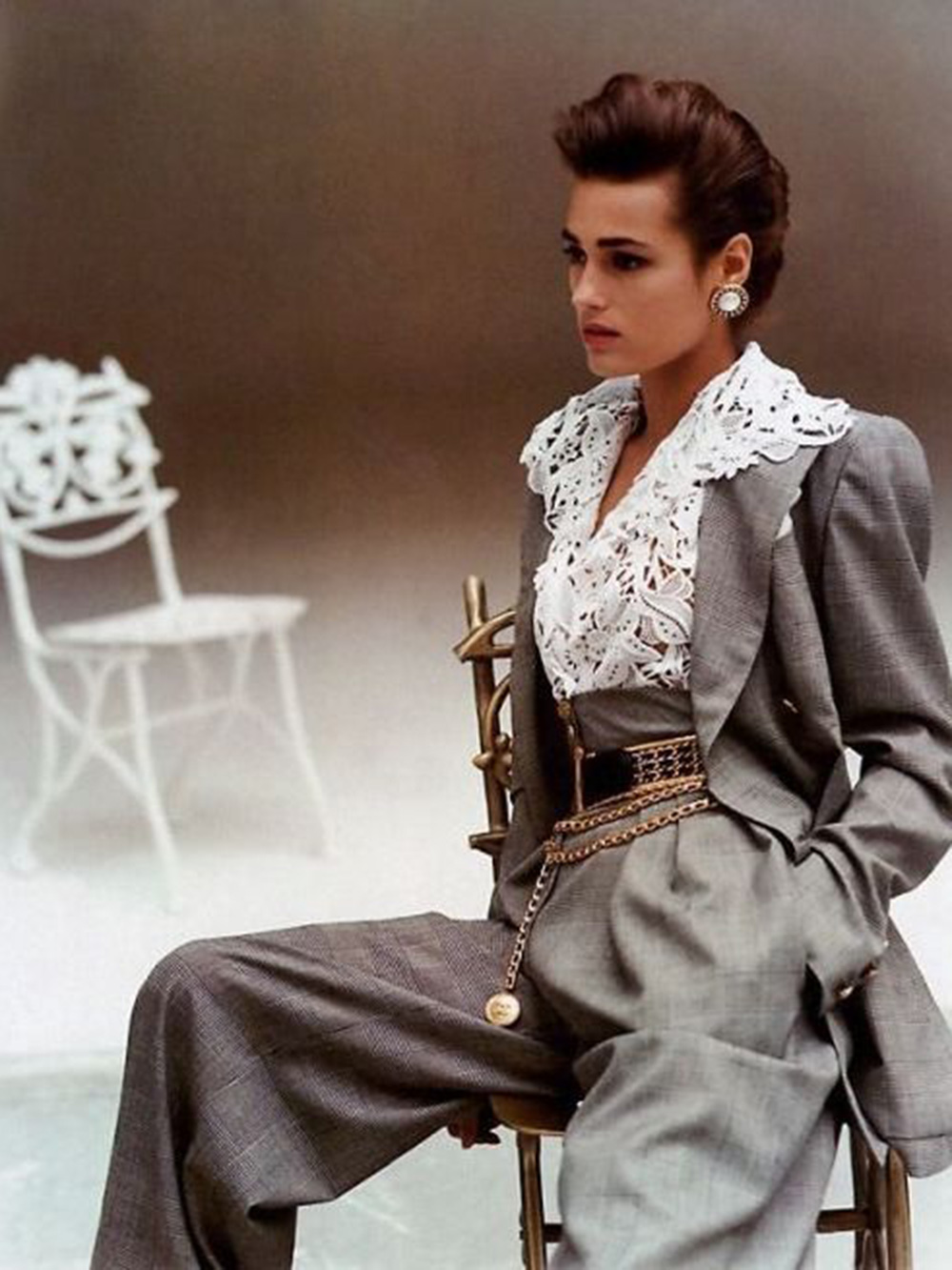 Фотография 1988 года в Vogue, тогда было меньше возможностей для ретуши. Сейчас ретушер заметил бы, что освещение на брюках неравномерное. Если это не особенность ткани, такие детали исправляют. Источник: yasminlebon.net