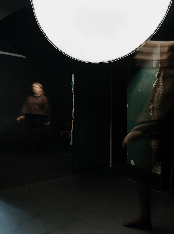 На зеркале делаем небольшую отметку, где расположена камера, чтобы гости знали, куда смотреть в объектив