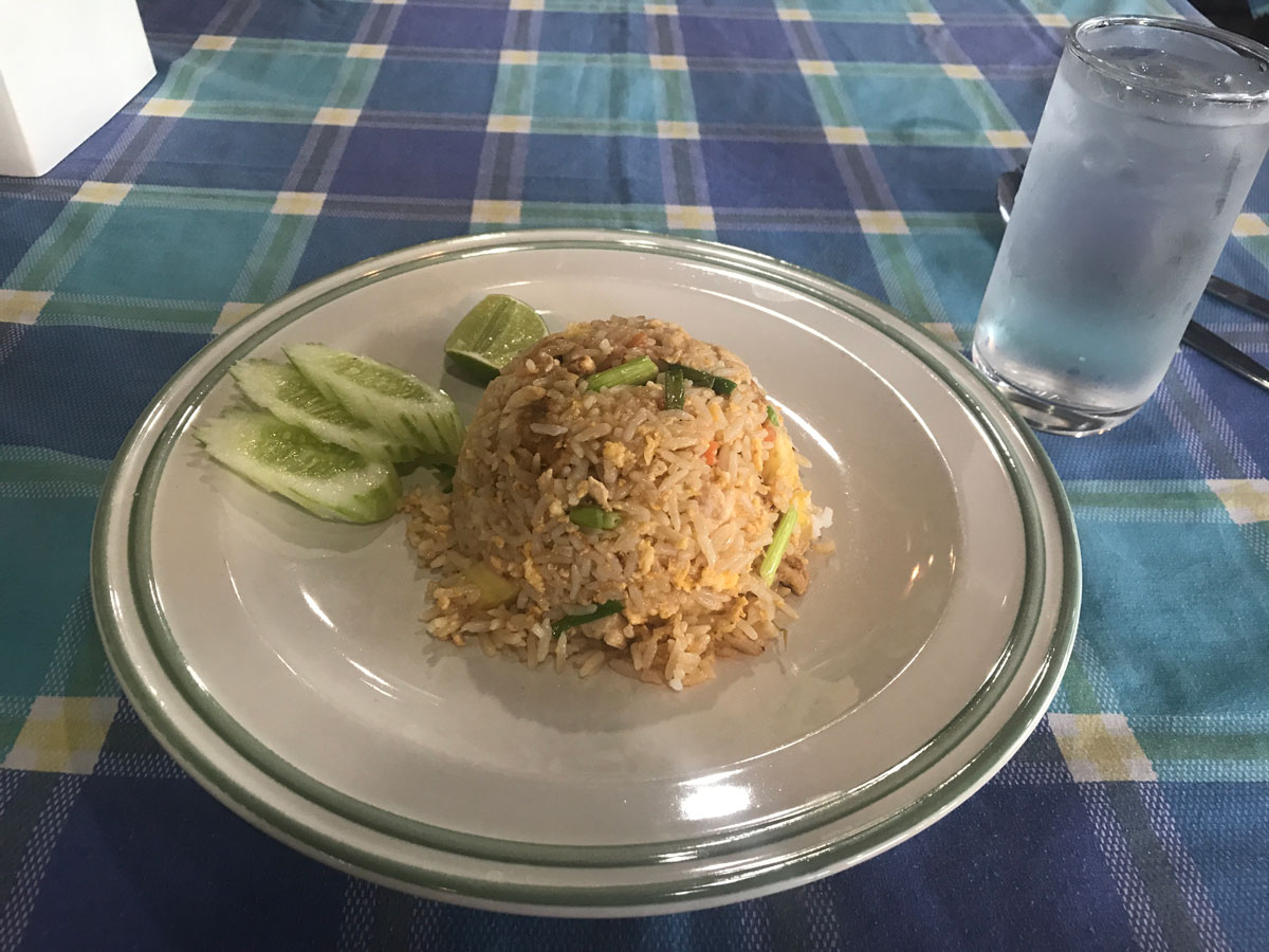 Традиционное тайское блюдо — жареный рис с овощами, от 60 бат (100 ₽)