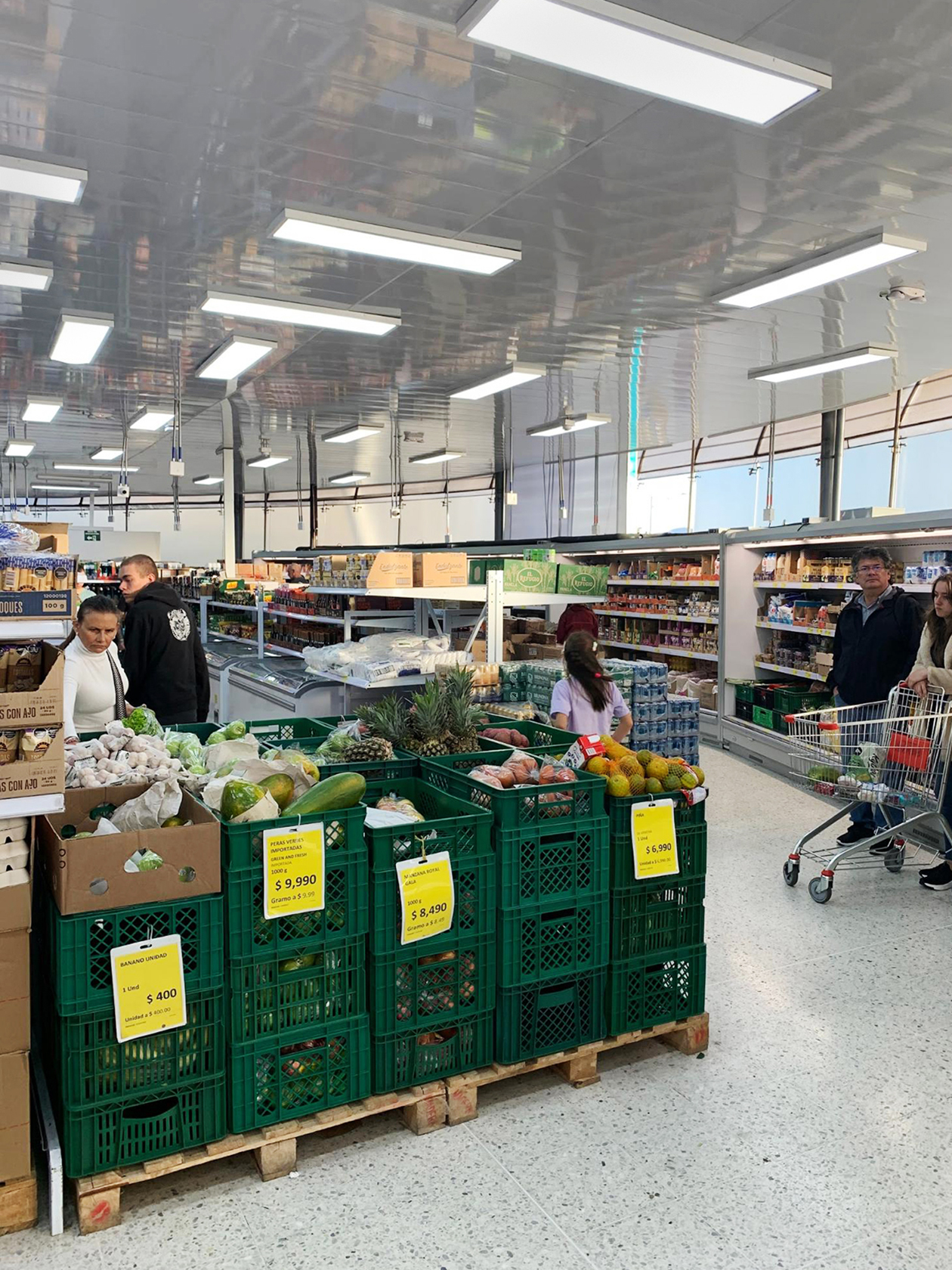 Бюджетные супермаркеты в Колумбии так же безлики и неказисты, как и в Москве