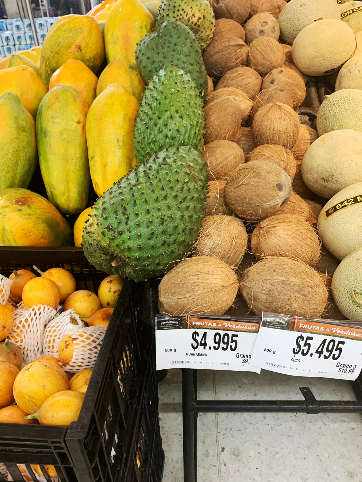 Вот они, слева направо: длинная папайя, шипастая гуанабана, кокос, маленькая круглая гранадийя