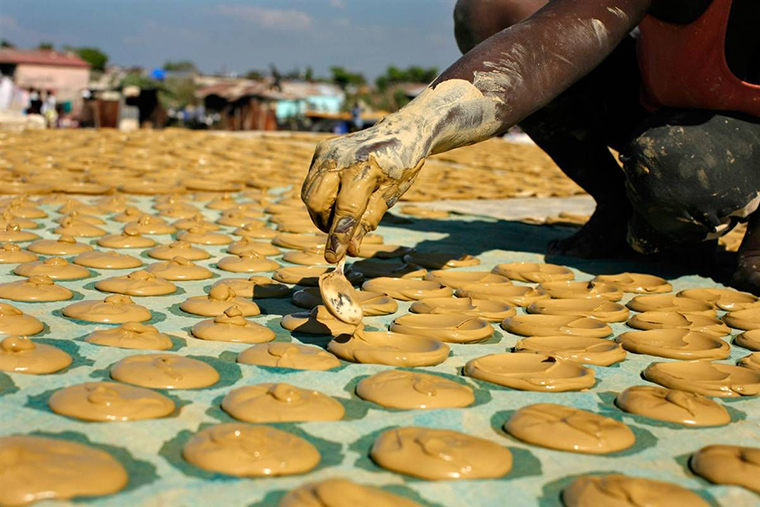На Гаити из глины делают печенье, сушат на солнце и едят. Фото: Feed My Starving Children / Wikimedia