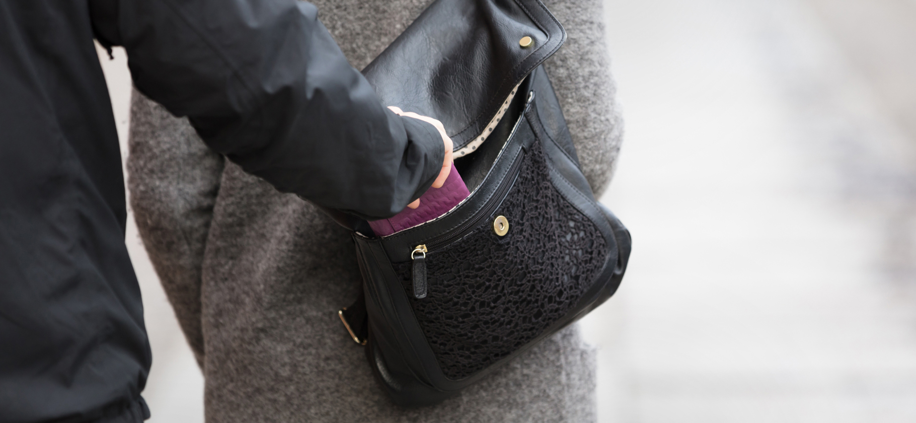 «Смотрю на сумку и вижу, что она шевелится»: 7 историй о карманных кражах