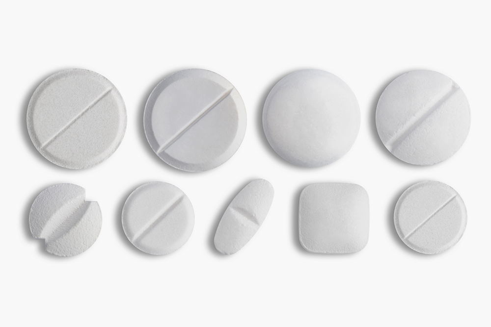 Таблетки, которые можно делить, обычно белые, чаще всего без оболочек и с насечками. Источник: Triff / Shutterstock