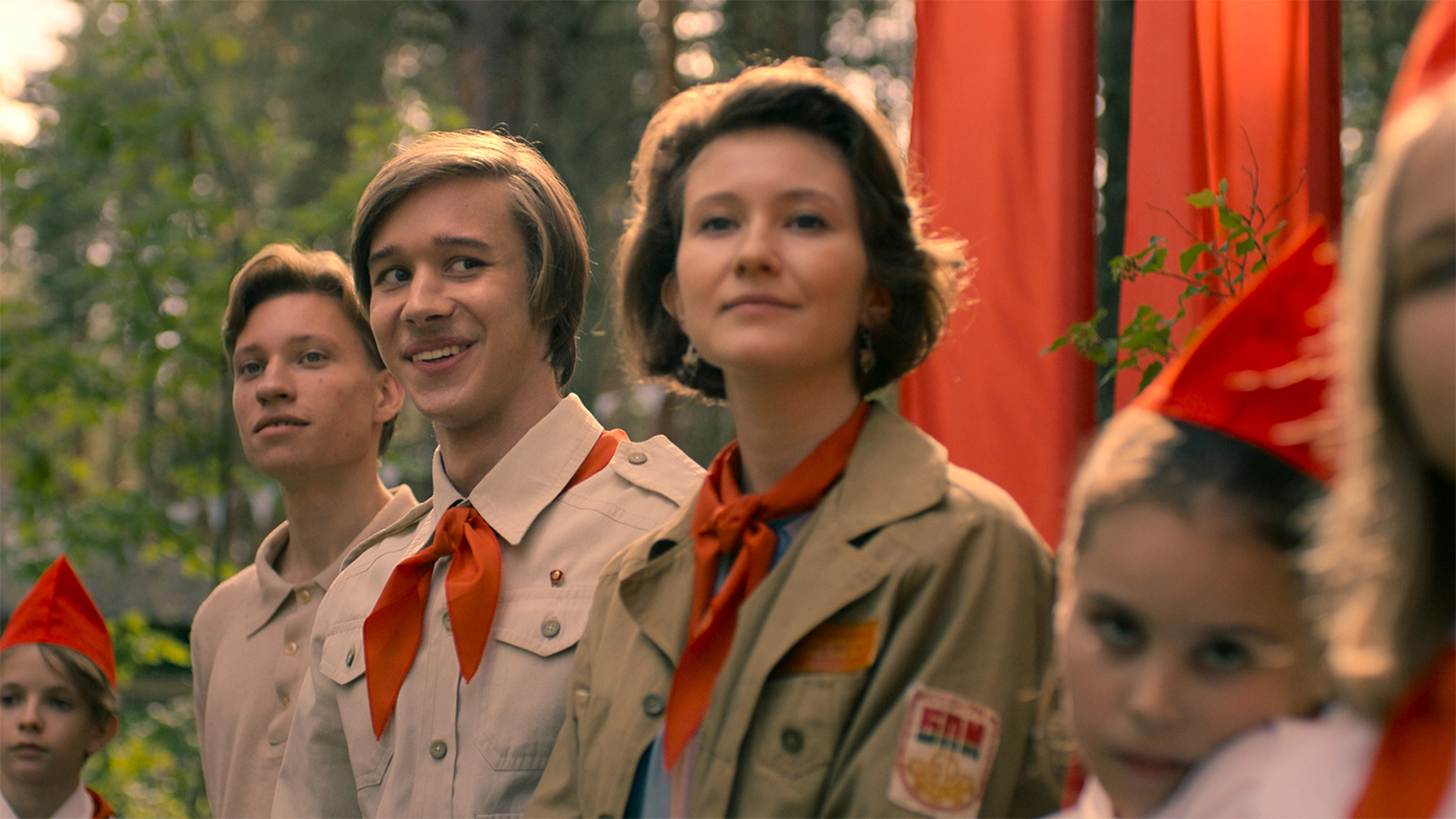 Действие сериала развивается в пионерлагере, поэтому на экране постоянно появляются символы советского времени: от красных галстуков до стильных плакатов