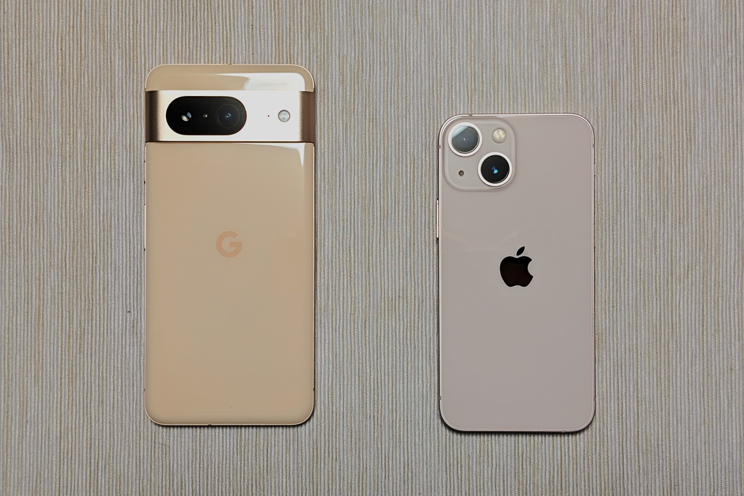 Pixel 8 не ощущается таким же игрушечным, как iPhone 13 mini, но тоже совсем не большой — в сравнении с Pixel 8 Pro и iPhone 15 Pro Max он намного легче и удобнее