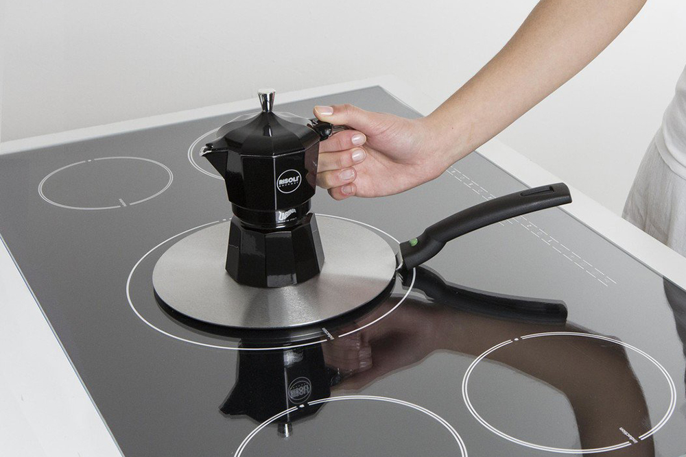 Так выглядит адаптер для индукционной плиты, он нагревается по всей поверхности и передает тепло посуде. Источник: «Премьер Техно»