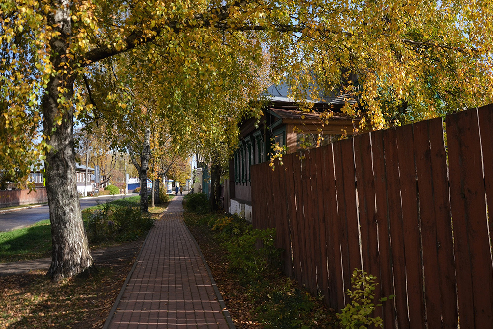 Путь от автостанции до церковных ворот лежит по нетуристической улице Корнилова со старинными деревянными домами