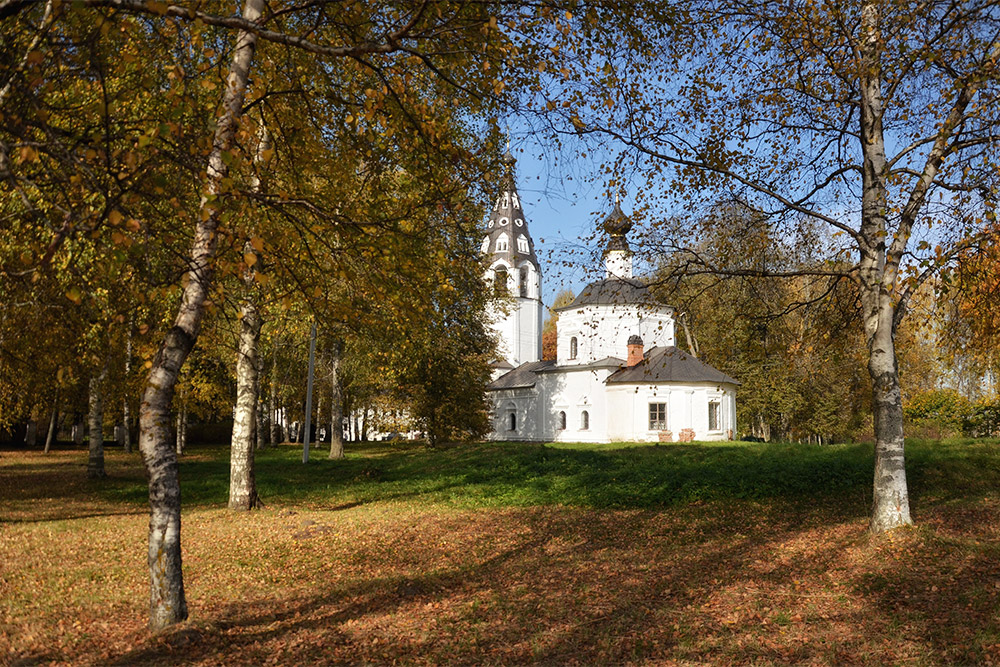 Успенский собор с изящной шатровой колокольней-дудкой стал первым каменным строением Плеса