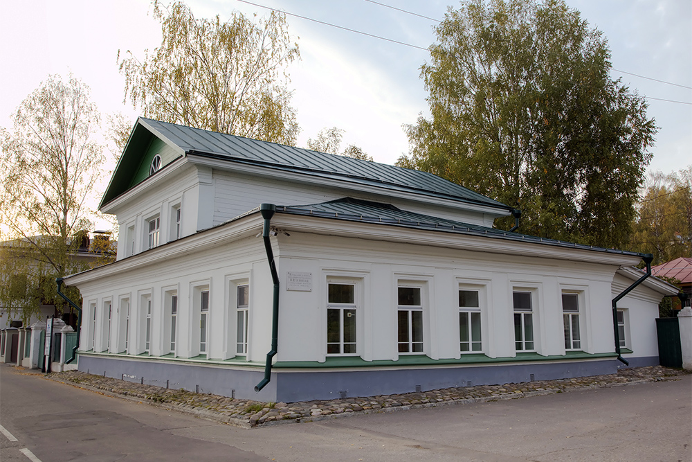Так выглядит дом-музей со стороны набережной. Фото: Ivan Varyukhin / Shutterstock