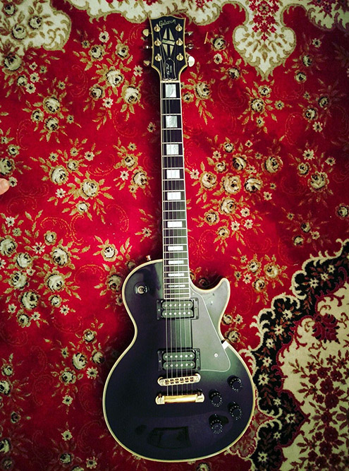 Одну из своих трех гитар — Gibson Les Paul Custom начала 90⁠-⁠х годов — я купил у друга пять лет назад за 100 000 ₽. Сегодня такая подержанная стоит около 350 000 ₽