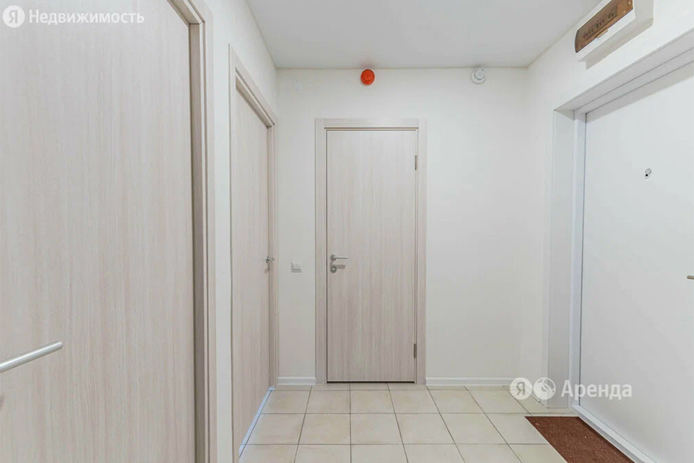 Фото коридора показывает расположение комнат. Прямо — дверь в санузел, ближняя дверь слева — в комнату, дальняя — в кухню. Источник: arenda.yandex.ru