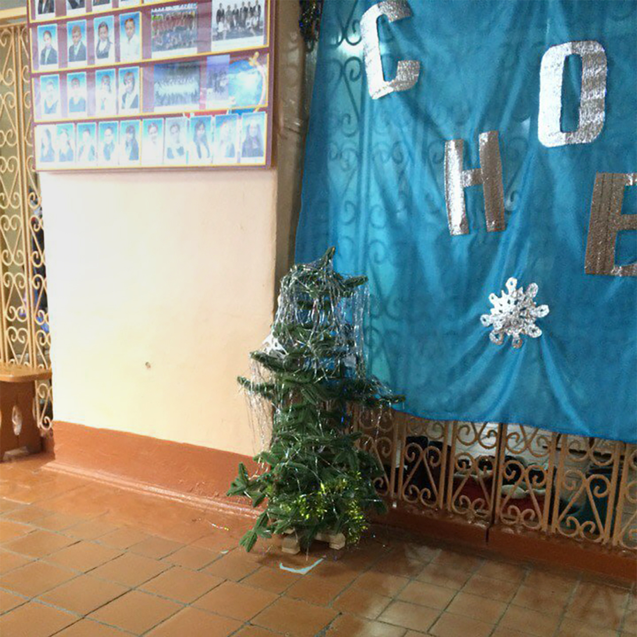 Нарядная новогодняя елка при входе в школу