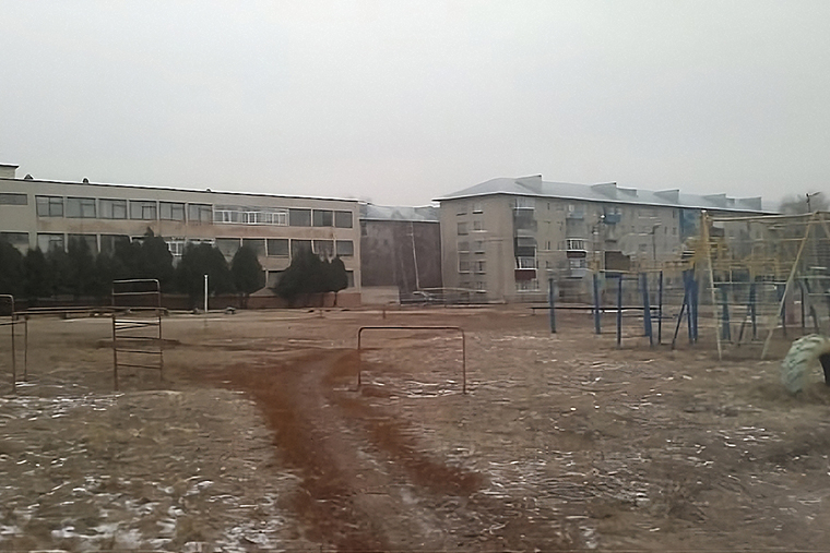 Спортивная площадка напротив школы