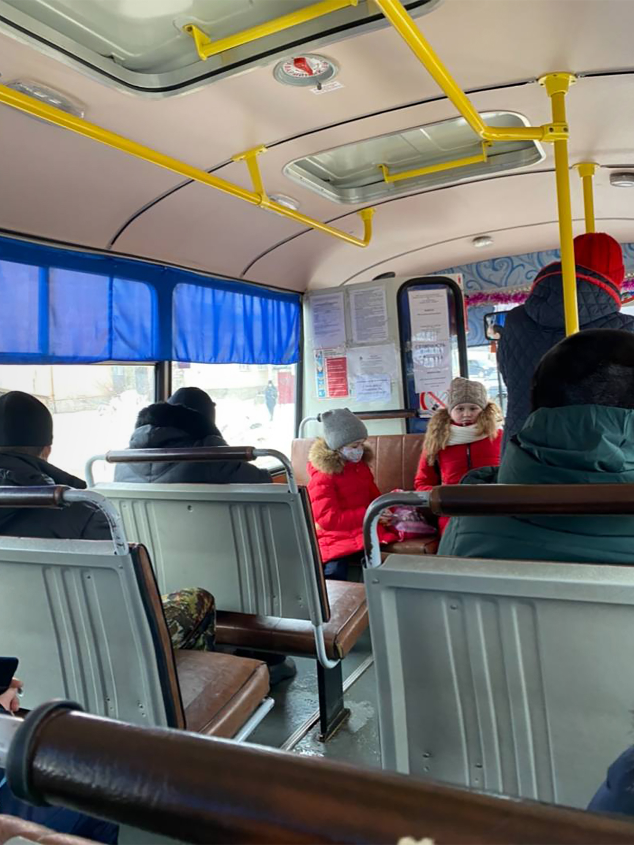 Местный автобус, на котором многие ездят в школу. Раньше проезд стоил 15 ₽, а теперь 26 ₽