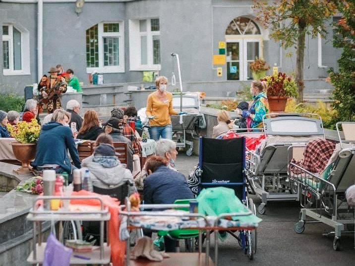 Прогулки в Хосписе №4 — единственном учреждении в Петербурге, где можно гулять на кроватях