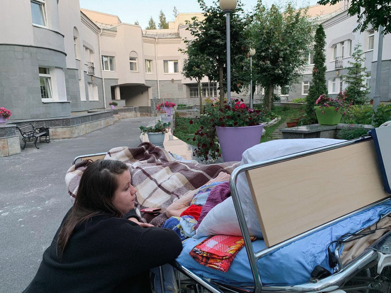 Прогулки в Хосписе №4 — единственном учреждении в Петербурге, где можно гулять на кроватях