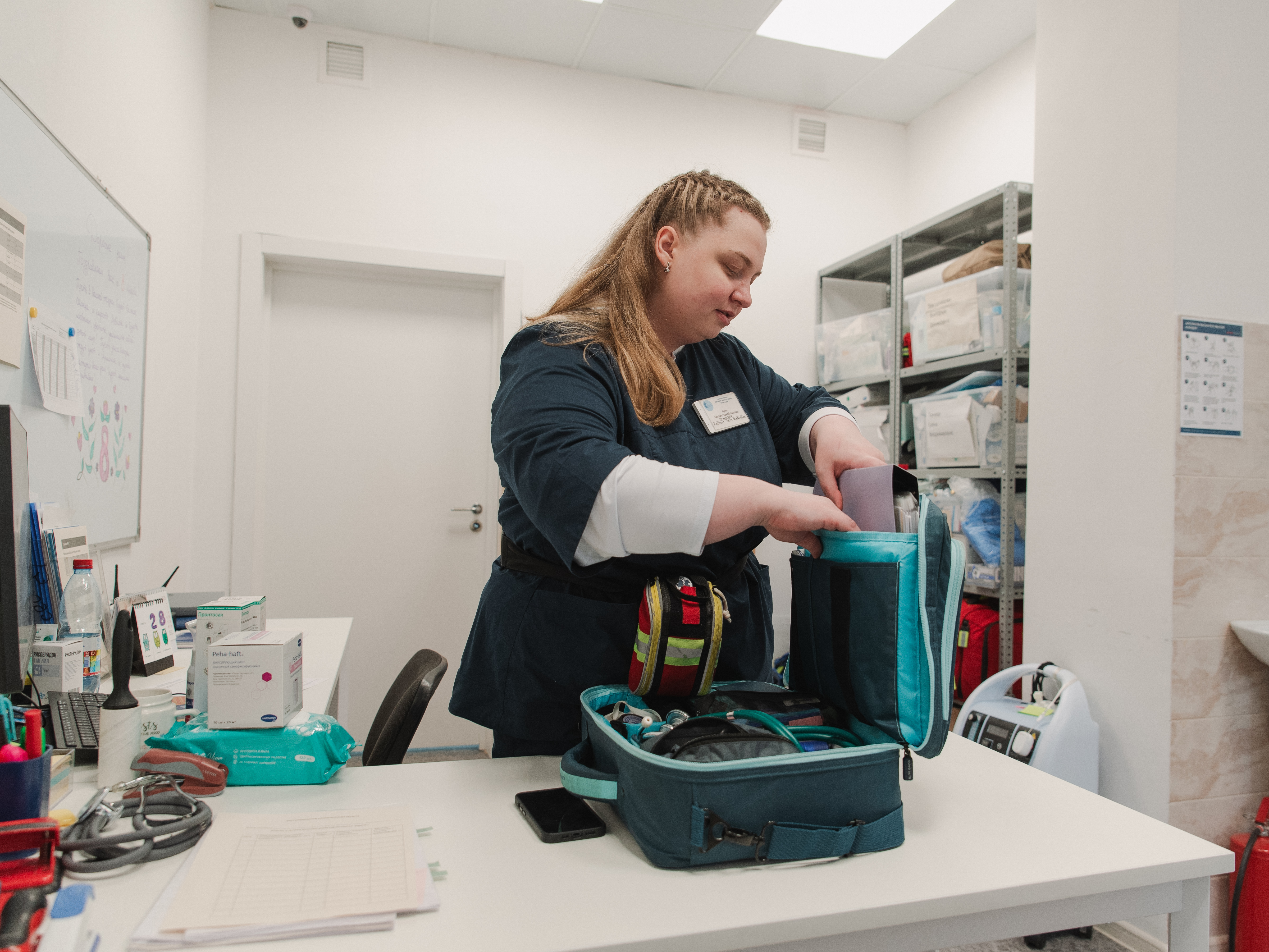 врач собирается на визит к семье