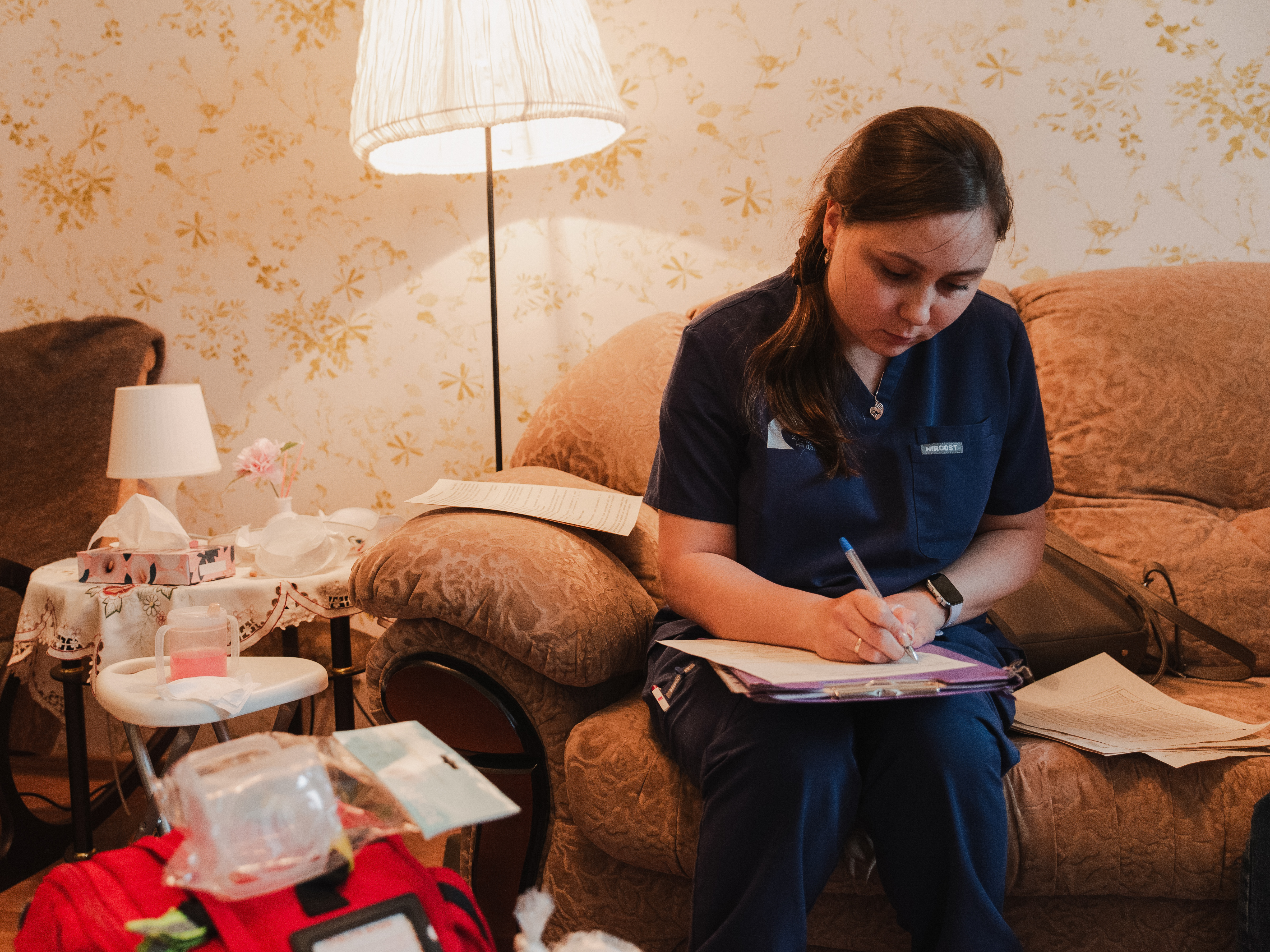 медсестра хосписа на визите у семьи