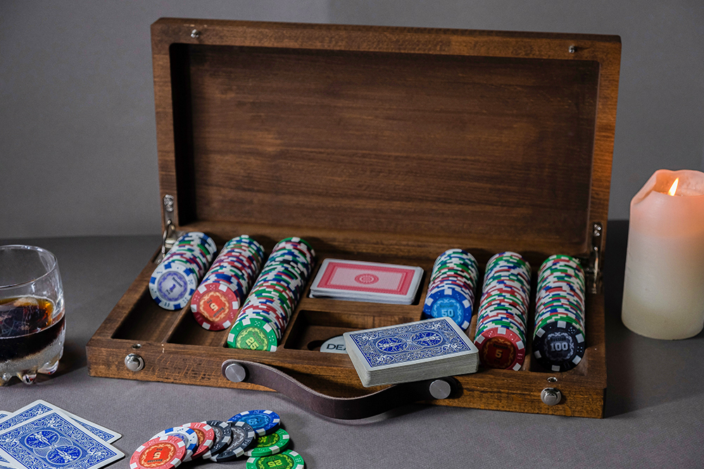 Кадр из фотосессии покерных наборов для запуска продаж на сайте