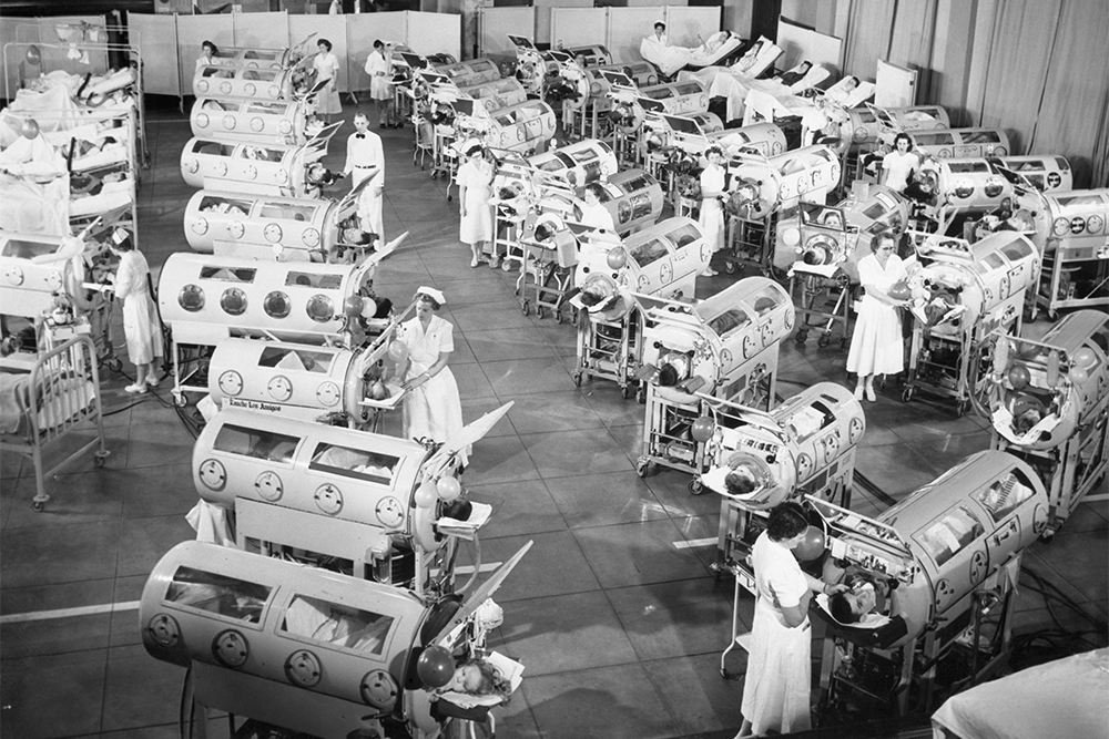 В 1950⁠-⁠е годы, когда вспышки полиомиелита в США случались часто, детей с бульбарным параличом помещали в специальные устройства для поддержания дыхания — «железные легкие». В наши дни обычно применяют более совершенные аппараты ИВЛ. Источник: Bettmann / Getty Images
