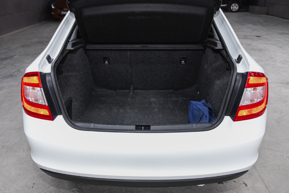 Объем багажного отделения Шкоды Рапид на 10 л больше, чем у BMW 5 F10 — седана, который выше на два класса. А если сложить задние сиденья, можно с комфортом возить габаритные грузы. Фото: Everyonephoto Studio / Shutterstock