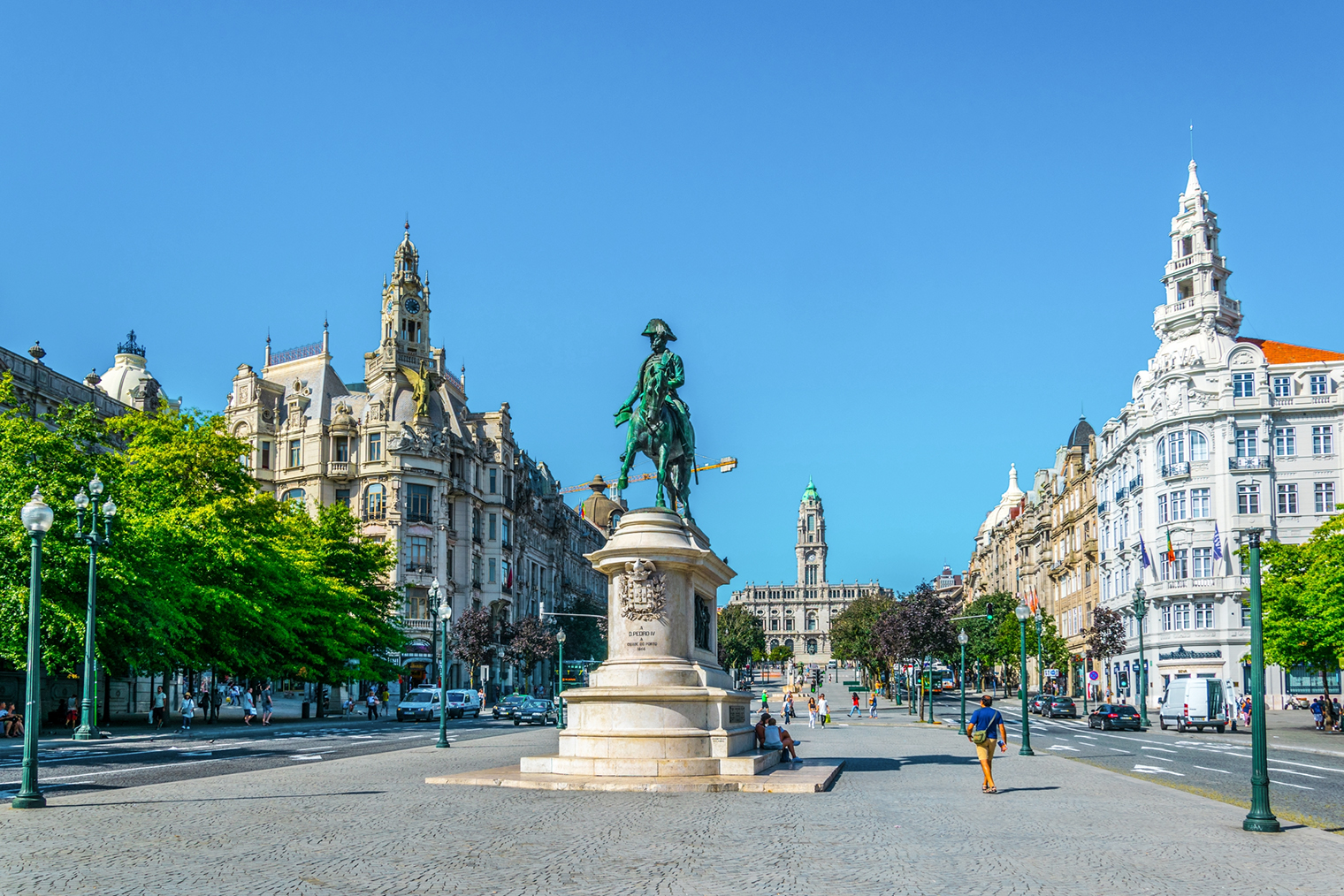 Памятник Педро IV на фоне ратуши. Фотография: trabantos / Shutterstock