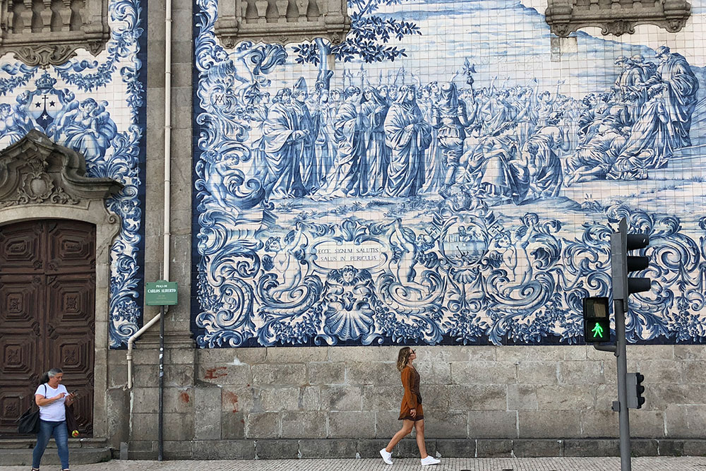 Сине⁠-⁠белые фасады в Порту встречаются на каждом шагу. Стену на церкви Igreja dos Carmelitas лучше фотографировать через дорогу