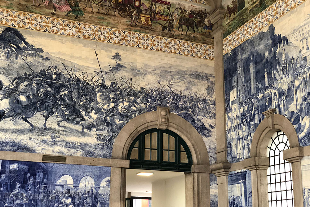 Главный вокзал в Порту поражает своей красотой. Я советую обязательно туда зайти. Здесь изображена практически вся история Португалии
