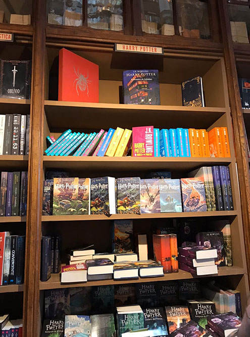 В магазине продаются книги про Гарри Поттера в разных переплетах и на разных языках