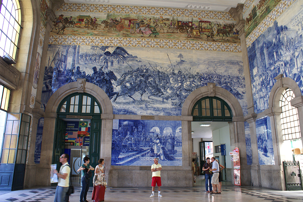 Панно из азулежу на вокзале Сан-Бенту посвящены истории Португалии. Источник: Александра Домина