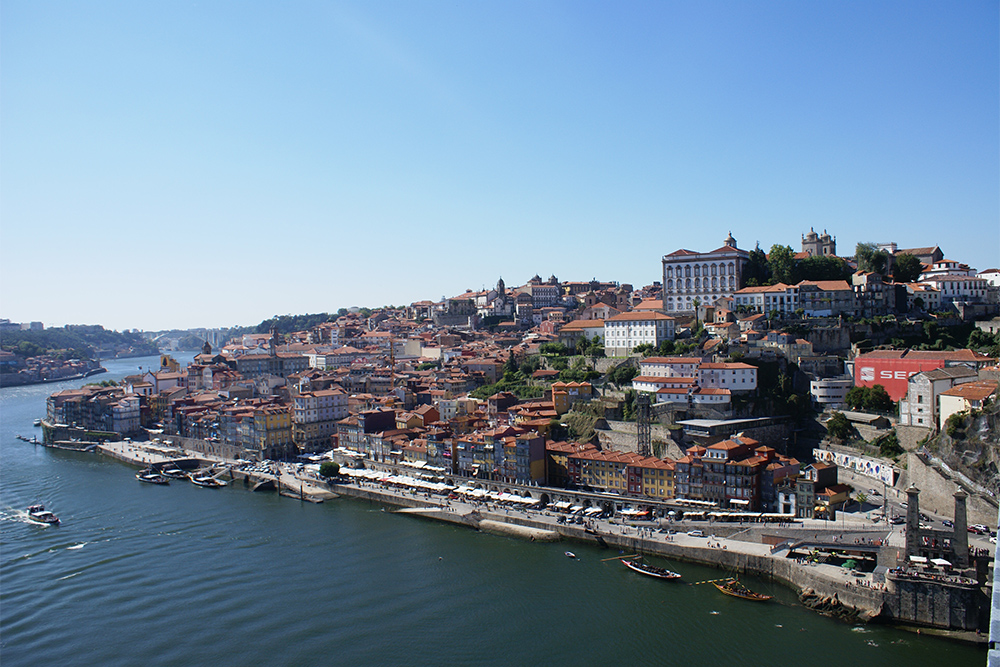 Лучший вид на исторический центр Порту — с моста через реку Дору. Источник: Александра Домина