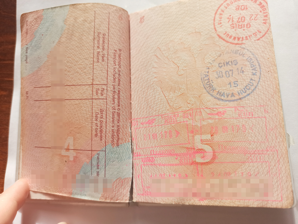 У этого паспорта надорвана страница, но информация не пострадала. С таким документом должны выпустить за рубеж