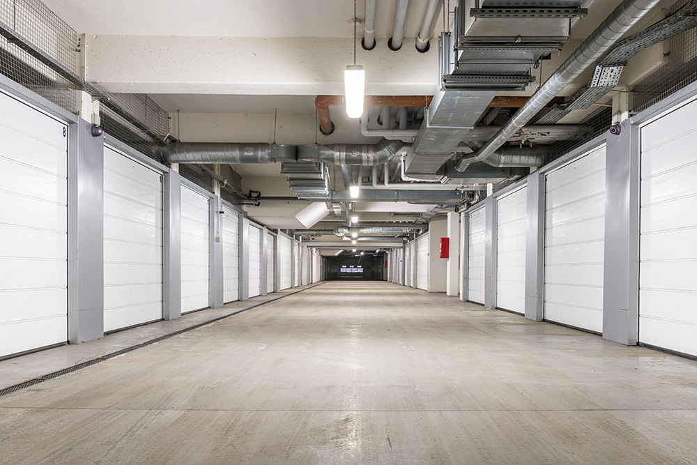 Подземная кладовка, как и паркинг, вещь удобная, главное — она должна быть сухой. Затапливаемые кладовки и паркинги, к сожалению, встречаются не так редко — если плохо сделали гидроизоляцию или вокруг много грунтовых вод. Источник: Jeff Baumgart / Shutterstock