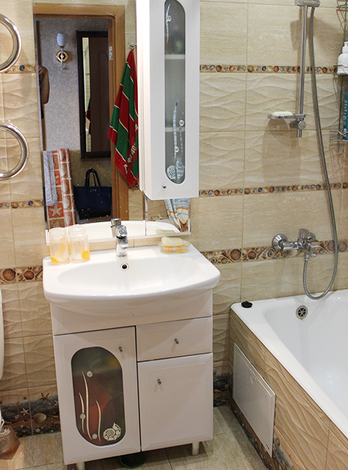 В ванной не было ничего особенного: уральская плитка и недорогое оборудование из «Леруа Мерлена»