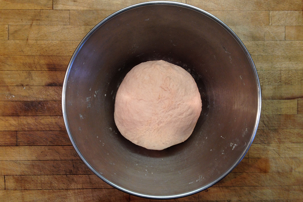 Тесто, замешенное на свекольной воде, нежно-розовое