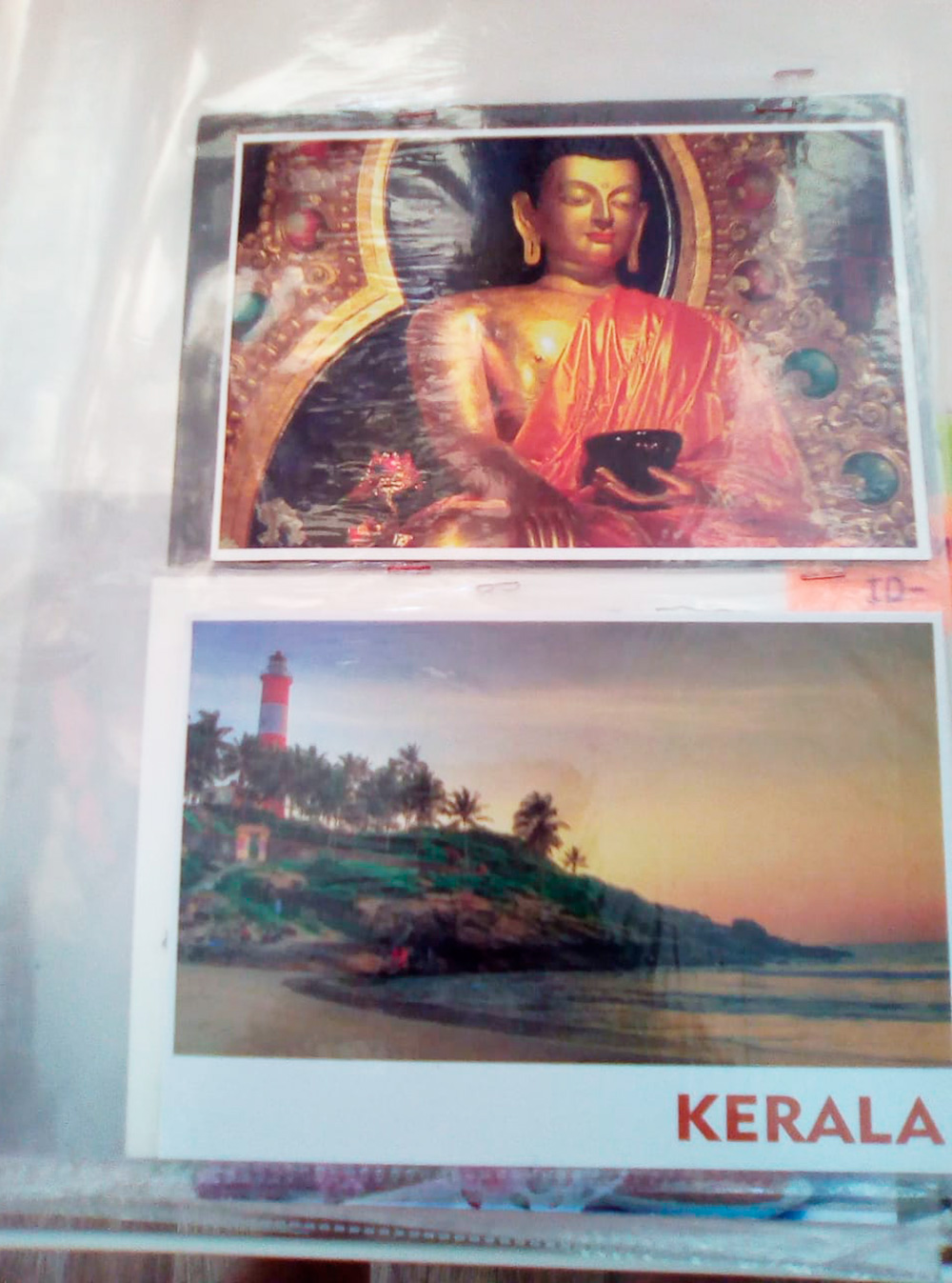 А эти открытки мне в благодарность прислал работник почтовой службы из Индии