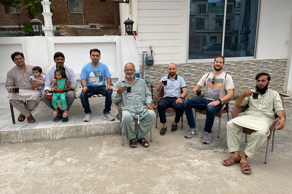 Эта фабрика также шьет для «Икеи», Zara Home и H&M. На фото — мы в гостях у пакистанской семьи одного из наших партнеров. Пьем чай во дворе