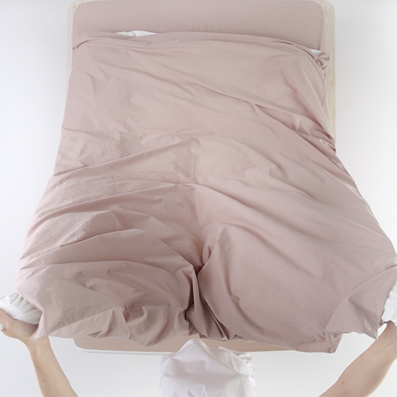 Чтобы заправить постель с пододеяльником pocket, нужно раскрыть молнию с одной стороны, вставить руки в кармашки с другой и протянуть белье вдоль одеяла