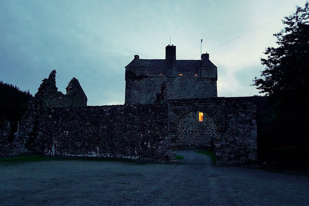Хозяева шотландского замка Нейдпат обратились в организацию «Охотники за привидениями Шотландии» из-за необъяснимых явлений, которые пугали их гостей