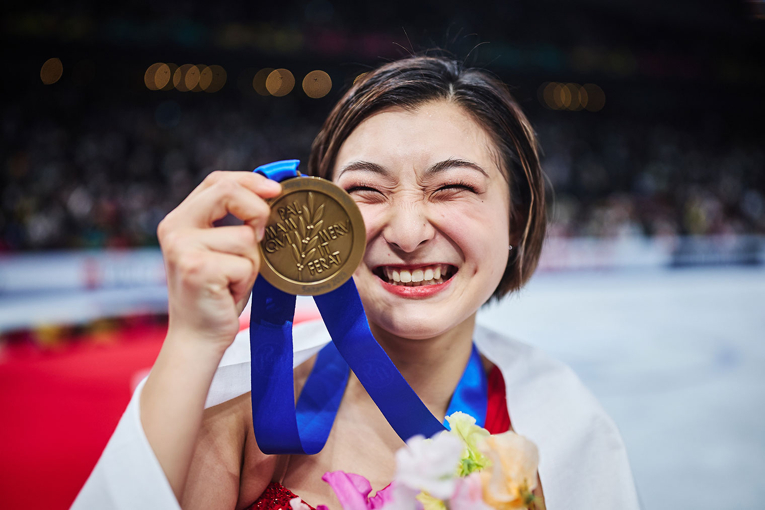 Каори Сакамото с медалью чемпионата мира 2023 года. Фотография: Joosep Martinson / International Skating Union via Getty Images