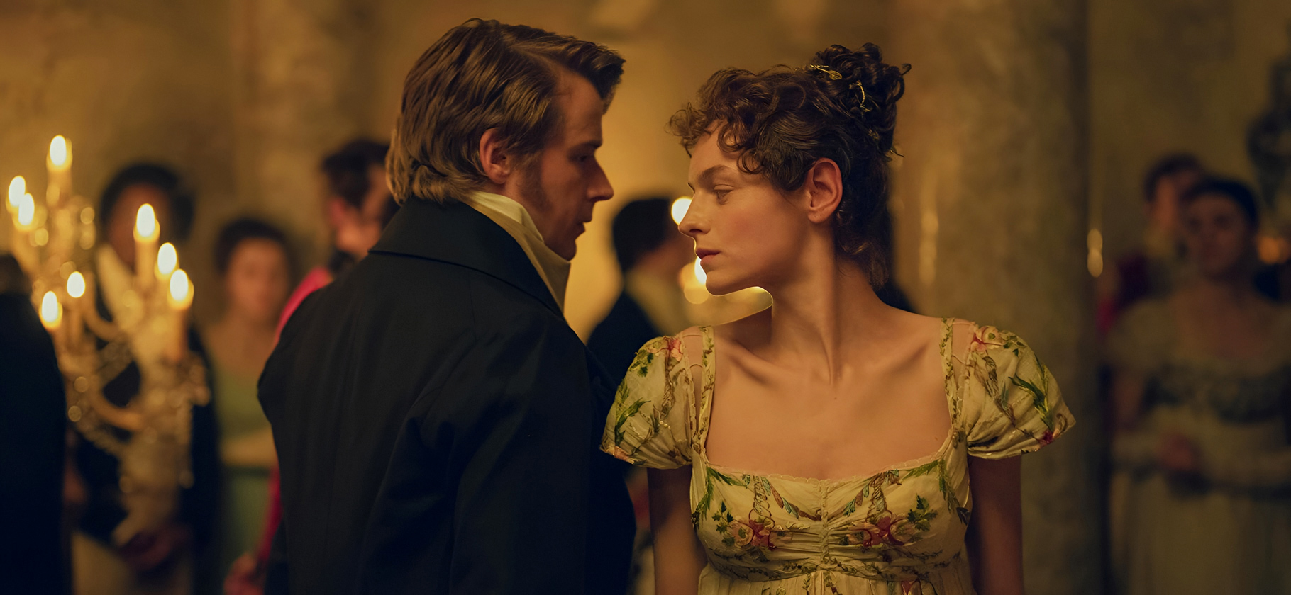 Netflix показал трейлер сериала «Гордость и предубеждение» с Джеком Лауденом и Эммой Коррин