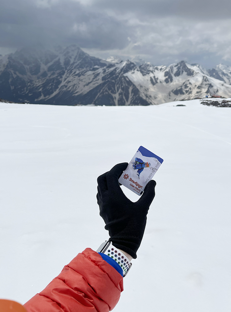 Карточка для подъема на канатке. Летом на высоте 3800 метров лежит снег
