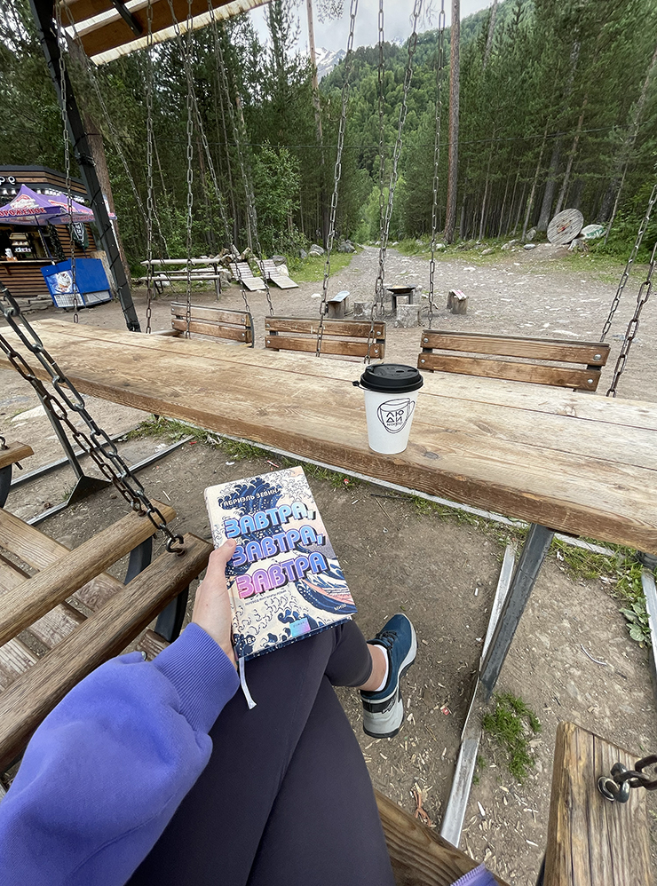 «Люди кофе» — сеть кофеен в Терсколе. Одна из них — у реки, недалеко от поляны Чегет. Там есть шезлонги и скамейки. Тут приятно почитать и насладиться отдыхом после гор