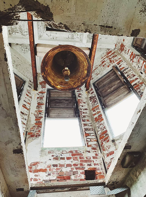 На колокольне частично сохранились специальные жалюзи. С их помощью контролировали уровень звука и берегли колокол от непогоды