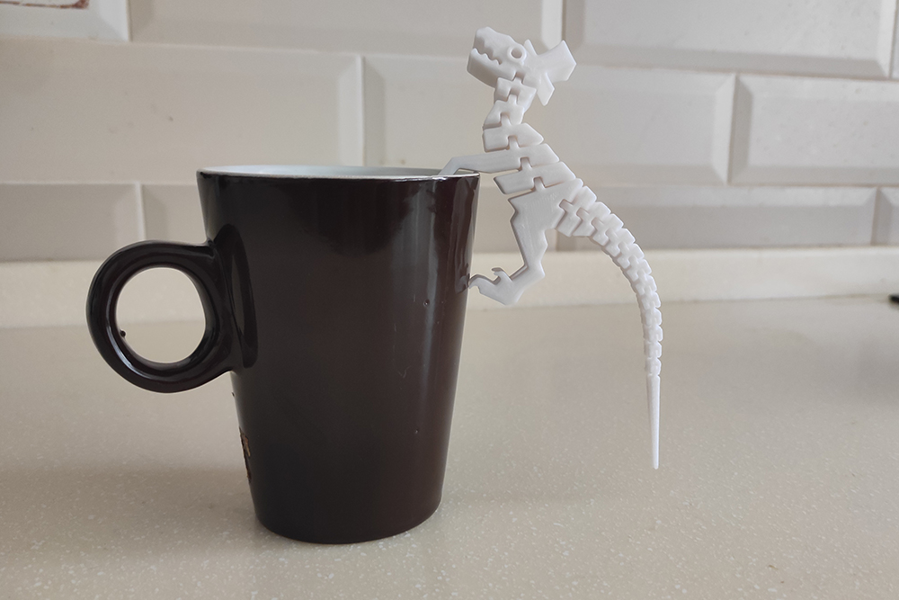 Динозаврика можно даже повесить на чашку